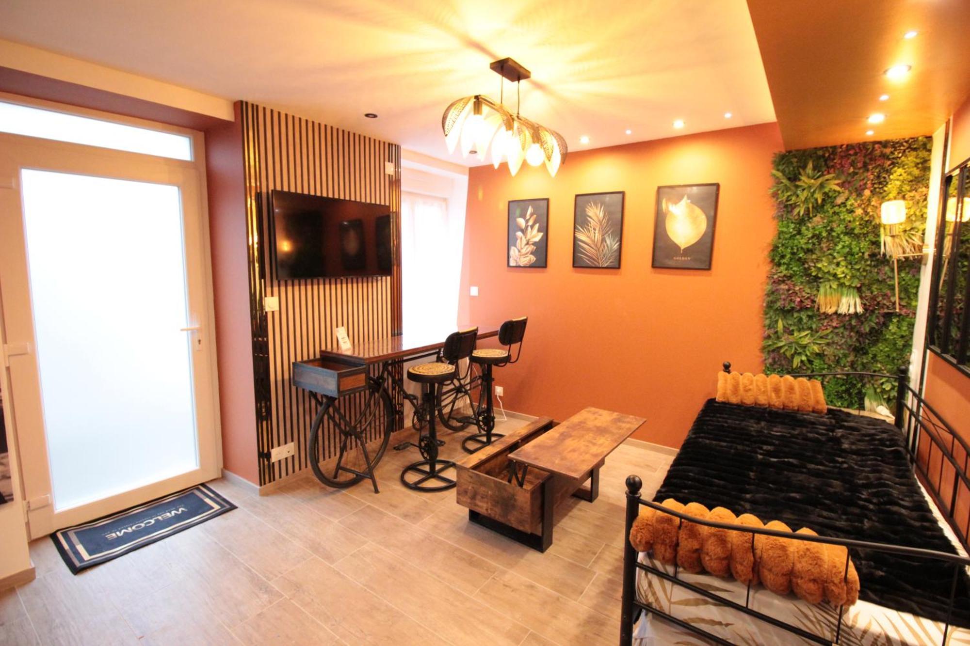 Luxury Studio, Rez De Chaussee, Parking Prive Video Surveillance, Canape Haute Qualite Convertible Couchage 2 Personnes, Centre Ville Proche, Restaurant, Boulangerie 2 Minutes A Pied, Terrasse - 800Metre Carre De Terrain - Gere Par Presta-Zen'Service Verdun-sur-Meuse Eksteriør billede