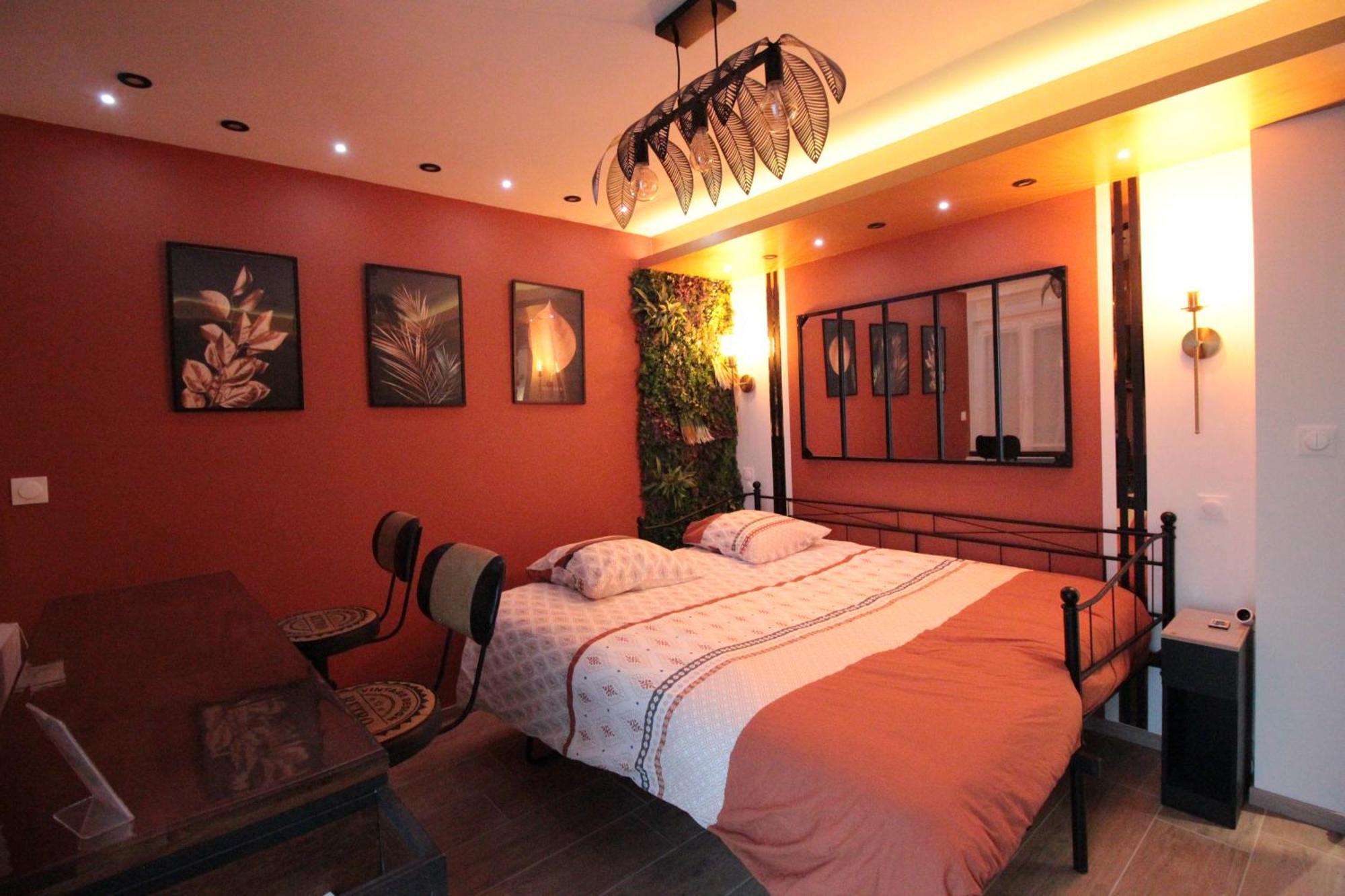 Luxury Studio, Rez De Chaussee, Parking Prive Video Surveillance, Canape Haute Qualite Convertible Couchage 2 Personnes, Centre Ville Proche, Restaurant, Boulangerie 2 Minutes A Pied, Terrasse - 800Metre Carre De Terrain - Gere Par Presta-Zen'Service Verdun-sur-Meuse Eksteriør billede